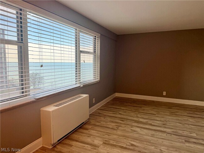 Building Photo - 11850 Edgewater Dr