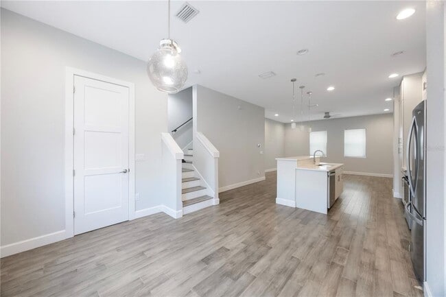 Building Photo - 1330 W Gray St