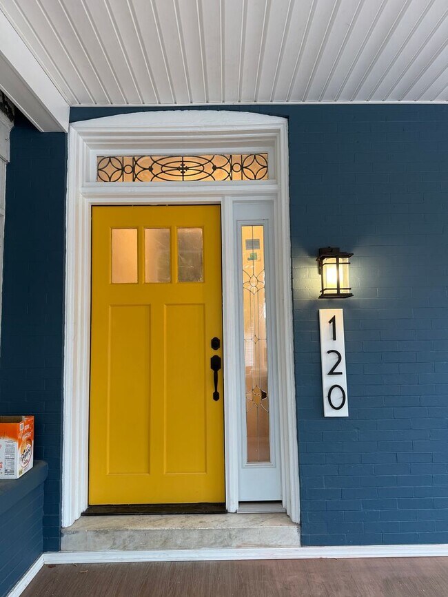 Building Photo - Newly Renovated 3 Bedroom 2 Bathroom Apartment in Prime Location - Washer/dryer in unit!