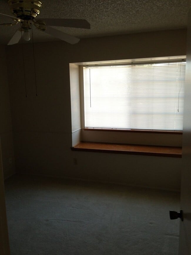 Building Photo - SW Bakersfield home!