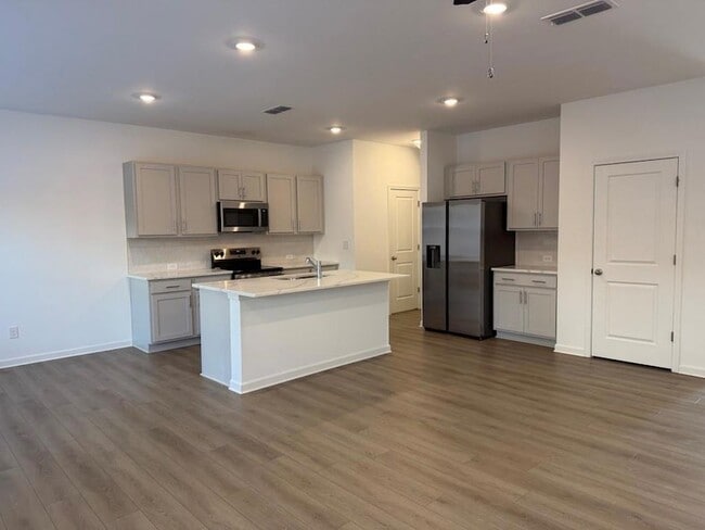 Building Photo - 214 Kinship Dr