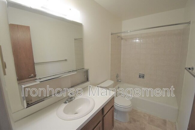 Building Photo - 811 W Villard St