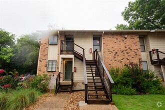 Building Photo - 421 W San Antonio St