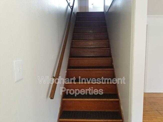 Building Photo - 225 W Robb Ave