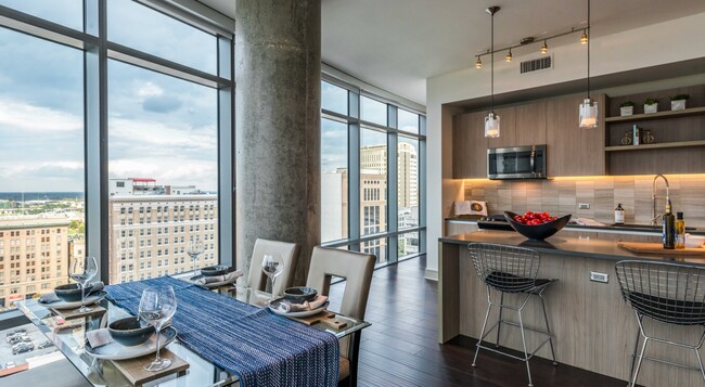 Building Photo - Experience Luxury + 1 Month Free Rent!