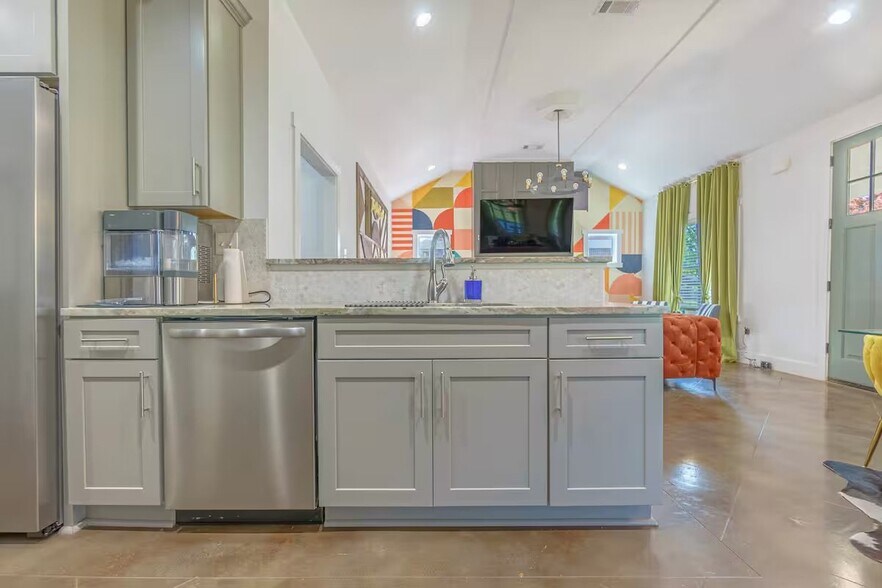 Building Photo - 1702 Netherwood Ave