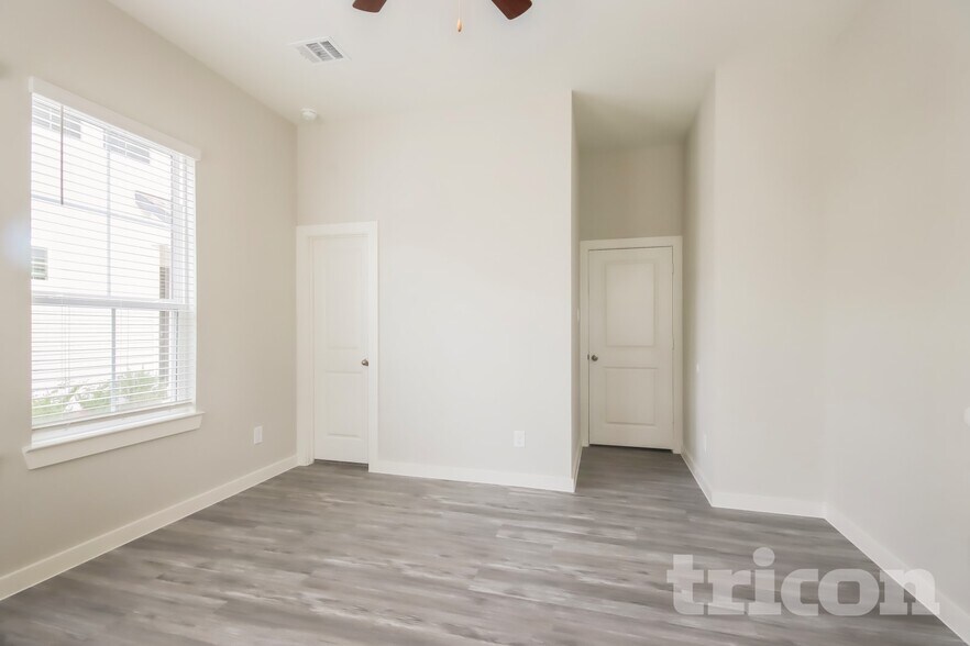 Building Photo - 9835 Willow Creek Commerce Dr