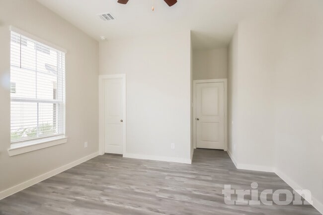 Building Photo - 9835 Willow Creek Commerce Dr