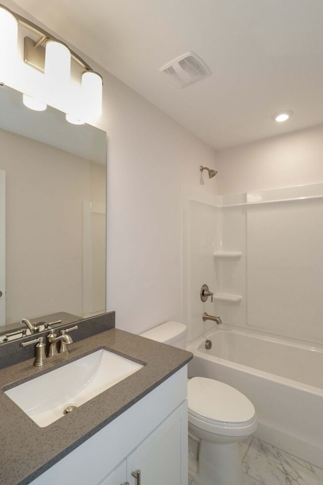 Building Photo - 2 Bedroom / 2.5 Bathroom Townhouse in Concord