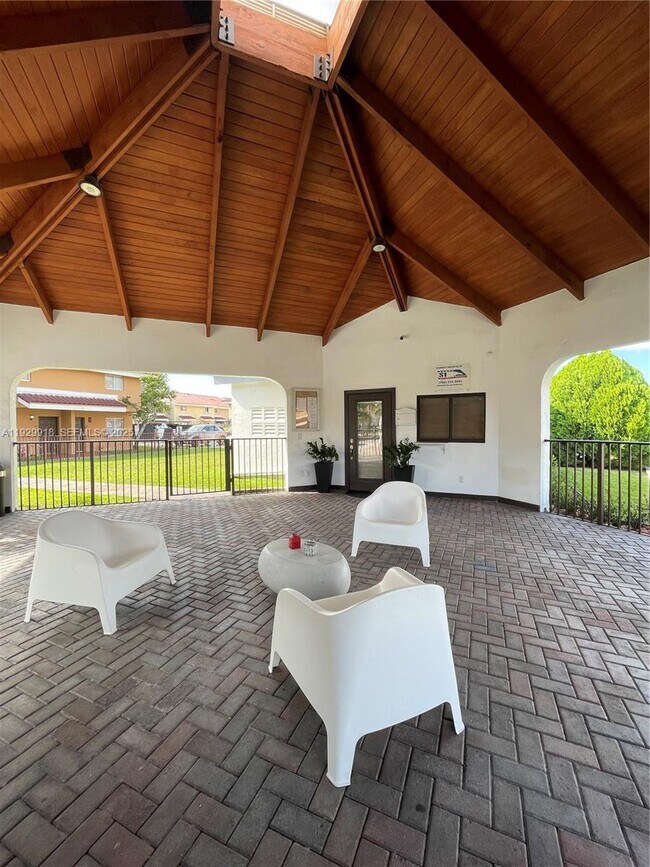 Building Photo - 562 NW 82nd Pl