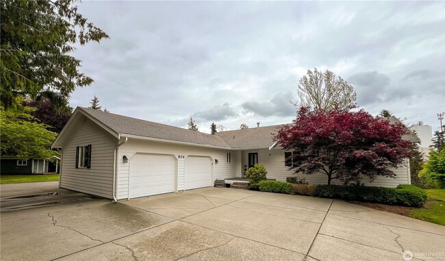 Primary Photo - 5 bed 3 bath located in the heart of lynden