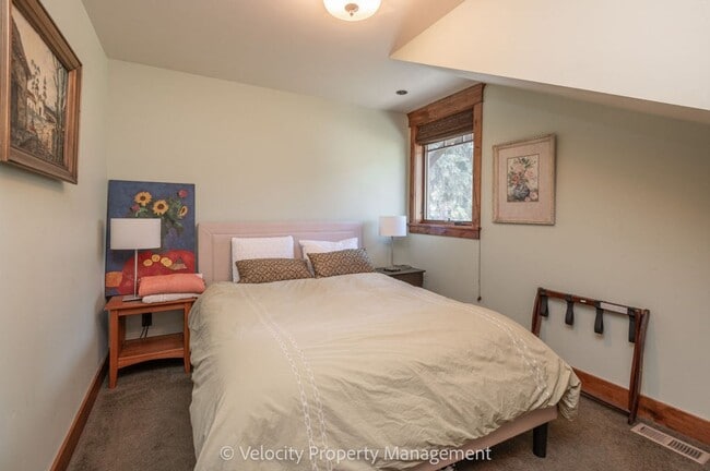 Building Photo - Beautiful Westside Craftsman | Prime Bend Location