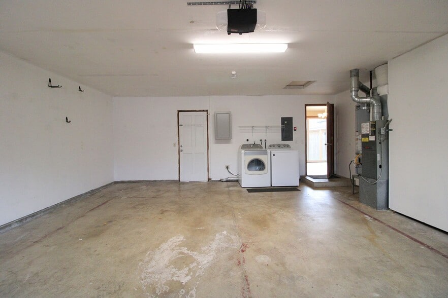 Building Photo - 6636 SE Reedway St
