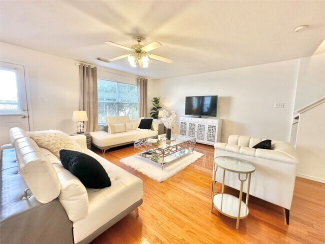 Building Photo - 8223 Golf Green Cir