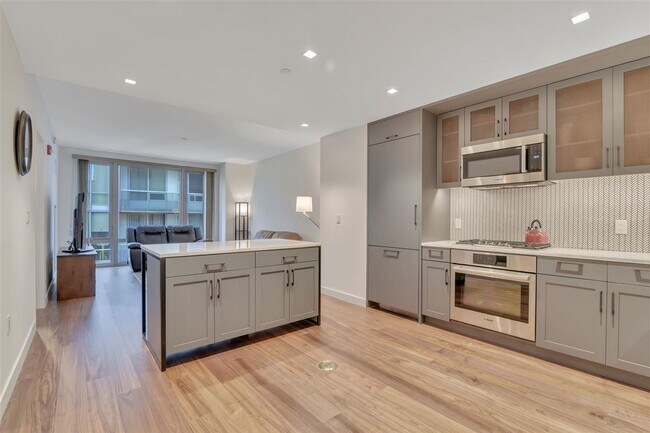 Building Photo - 2 Shore Ln