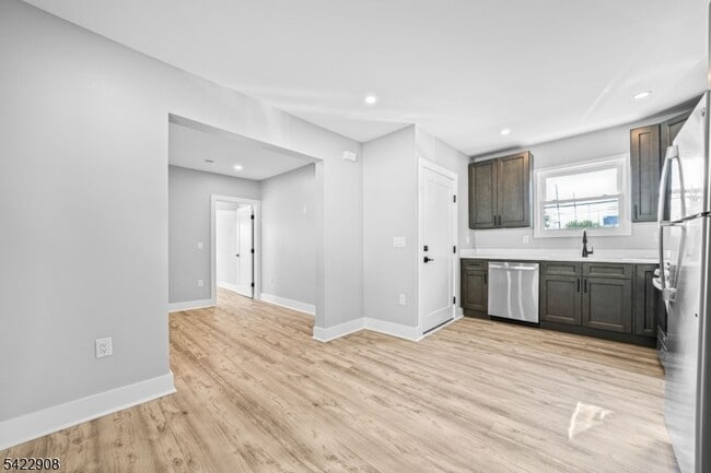 Building Photo - 100 Kansas St