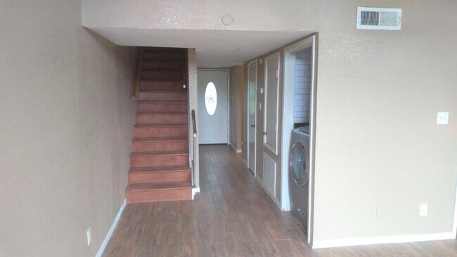Building Photo - 2429 Miramar Ct