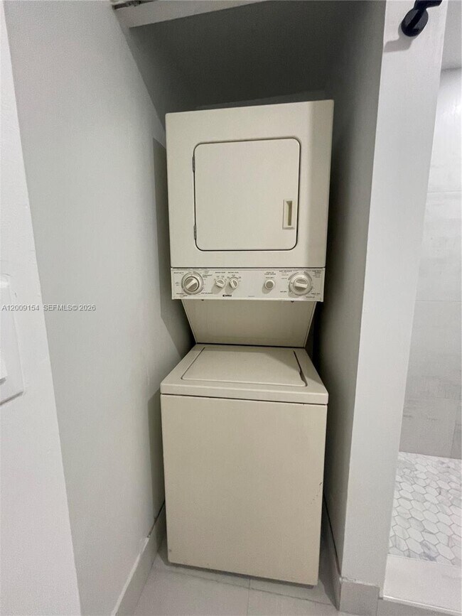 Building Photo - 10016 Winding Lake Rd