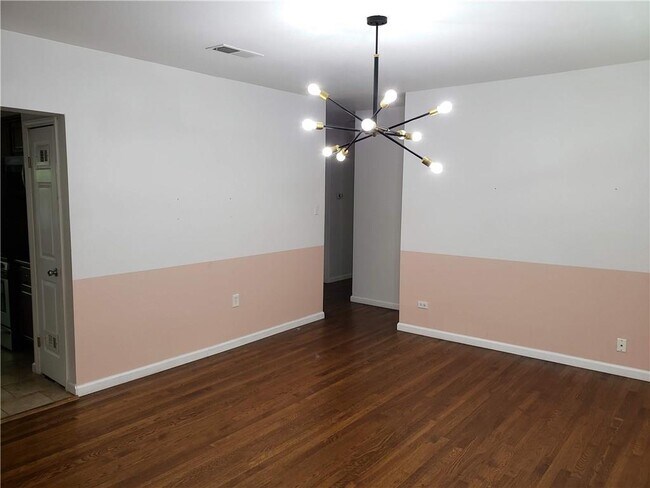 Building Photo - 206 E 31st St