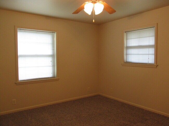 Building Photo - ***342 SW D Street***