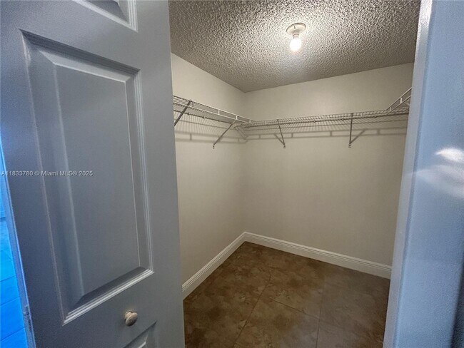 Building Photo - 200 Lakeview Dr