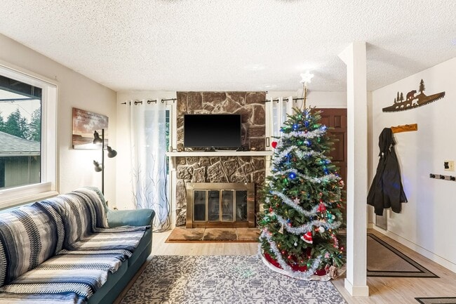 Building Photo - 3 Bedroom, 2 Bath House Near Portland Community College on Quiet Dead-end Street