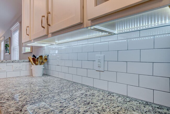 Building Photo - Midtown Rental in Forest Hills