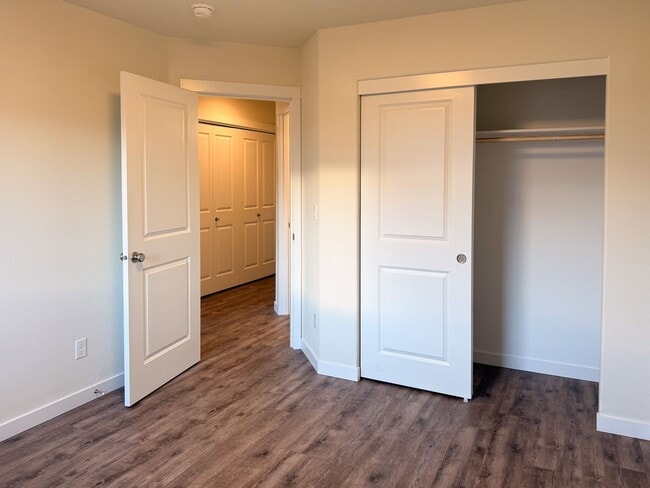 Building Photo - 505-507 NW Hillcrest Dr