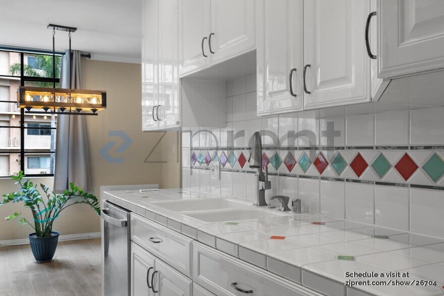Building Photo - 117 S Doheny Dr
