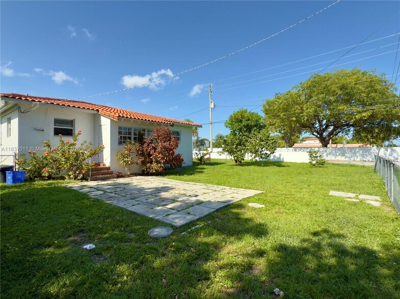 Building Photo - 16 Malaga Ave