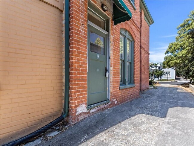 Building Photo - 122 N C St