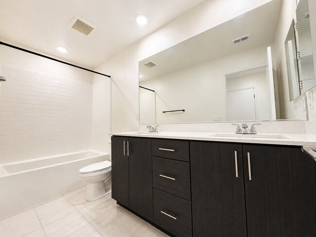 Building Photo - Beautiful and almost Brand New 3 Bedroom House in Citro, Fallbrook for Rent