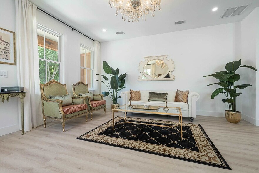 Primary Photo - 30 W Castillo Dr