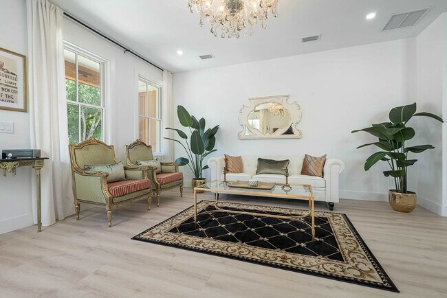 Primary Photo - 30 W Castillo Dr