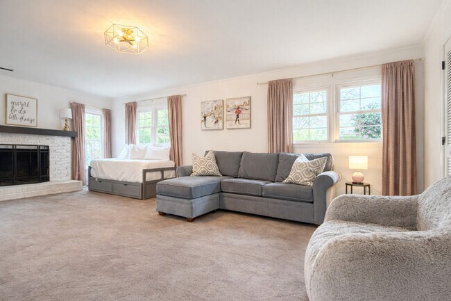 Building Photo - 7601 Bedfordshire Dr