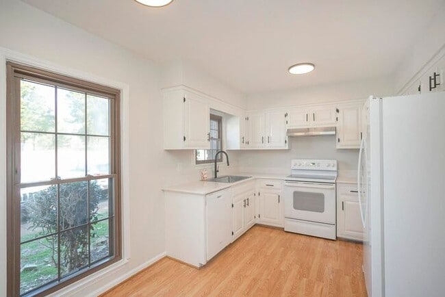 Building Photo - Beautiful 3 Bed Brentwood Townhome!