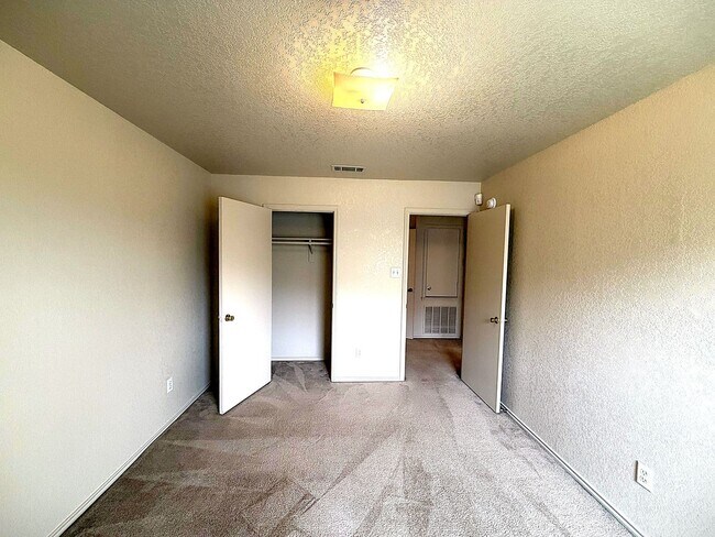 Building Photo - 5208 Lauren Lea Dr