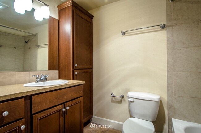 Building Photo - Beautifully updated 1 bedroom next to Bitt...