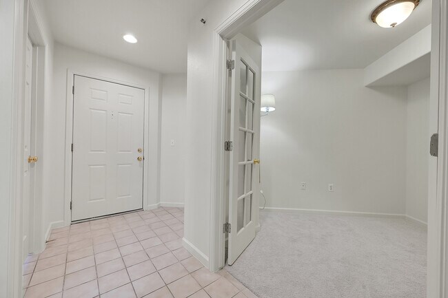 Building Photo - 530 Mohawk Dr