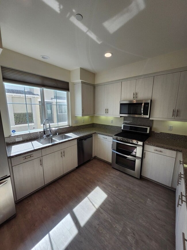 Building Photo - Gorgeous Tri-level Townhouse 3 beds 3 1/2 ...
