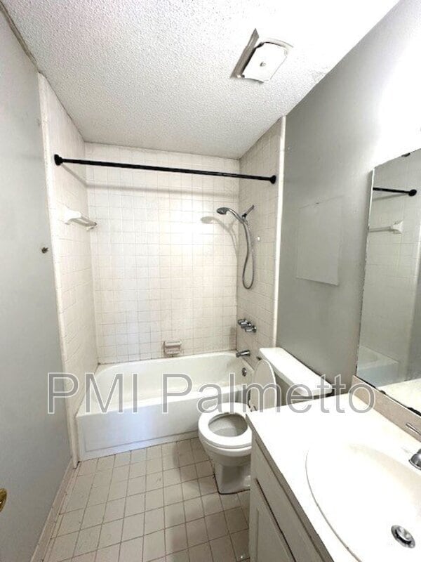 Building Photo - 105 Larkspur Ct