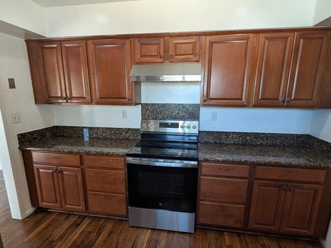 Building Photo - 5209 Hewlett Dr