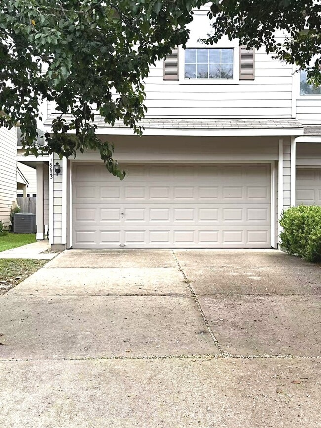 Building Photo - 16623 Newglen Ln