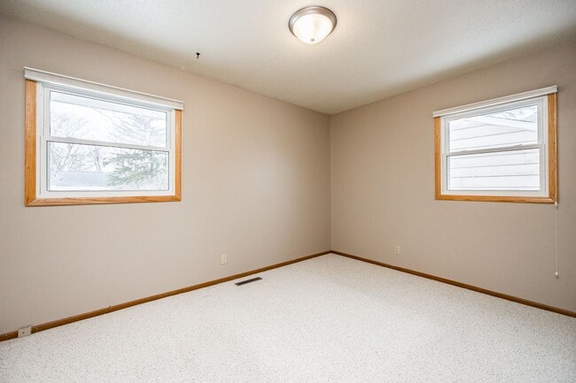 Building Photo - 6507 Laurel Ln NE