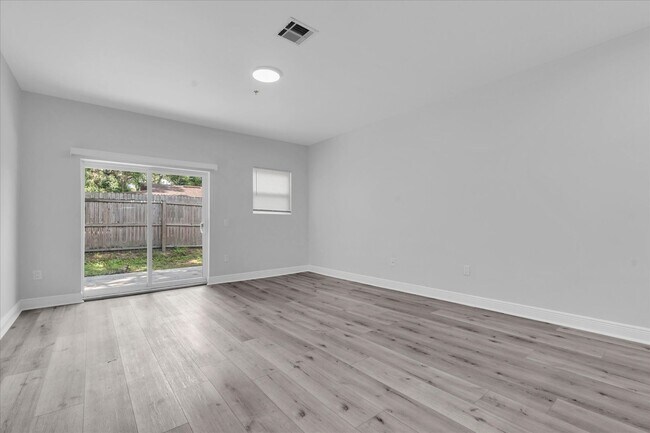 Building Photo - 705 S Orange Ave