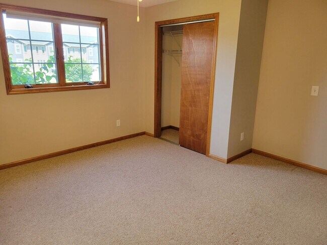 Building Photo - 3 Bedroom Twin Home