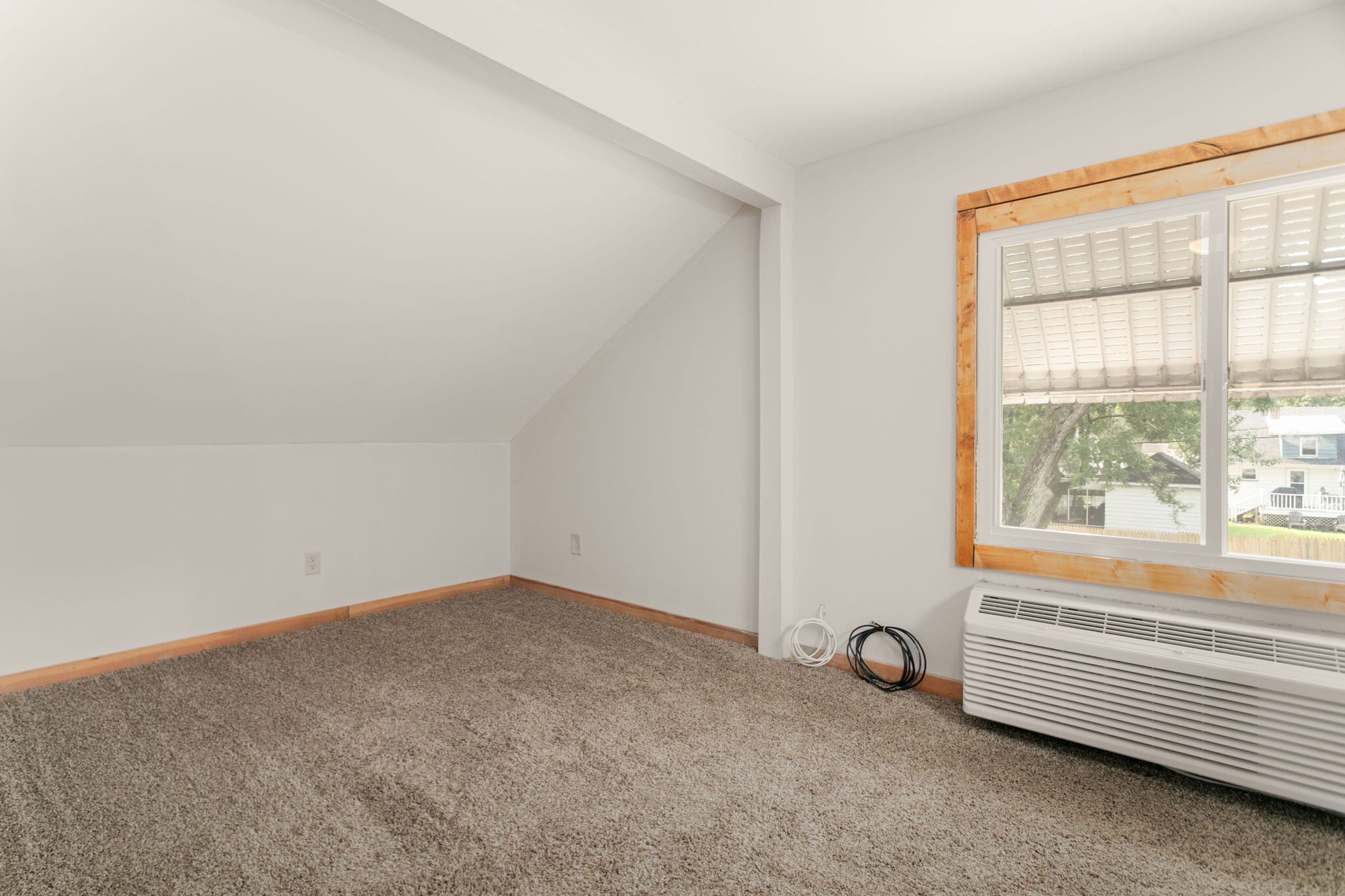Building Photo - 552 1st Ct