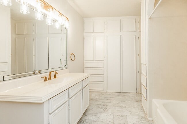 Building Photo - 118 N Caldwood Dr