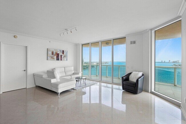 Building Photo - 2650 Lake Shore Dr