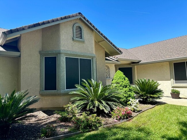 Building Photo - Beautiful well maintained home! Excellent ...
